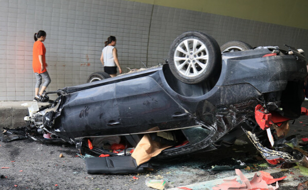 تسبب تعب السائق عن القيادة في اصطدام السيارة بجدار النفق