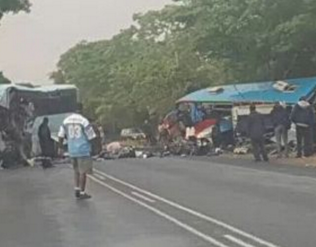 اصطدمت حافلة صغيرة في زيمبابوي وقتلت عدة أشخاص