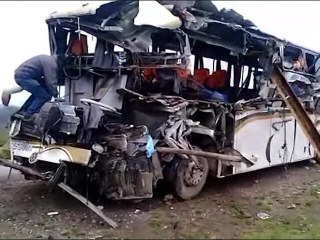 اصطدمت شاحنة في بوليفيا بحافلة مسافات طويلة